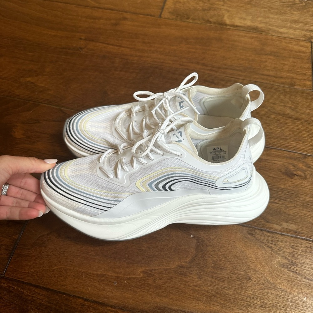 Women’s APL streamline size 7 great condition retail $320 white/clear/black - Picture 6 of 7